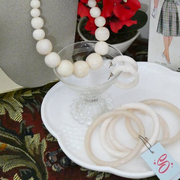 Splendette 1950's Style Fakelite Creamy White Carved Jewelry Set Small - Picture 8 of 11